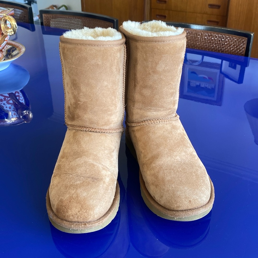 Ugg suede shearling classic short boots. Good condition. Size 8
